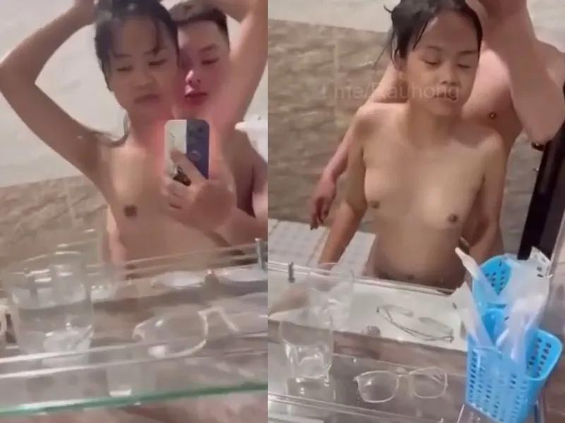 Mảnh khảnh em cùng thằng bồ địt trước gương quay kỉ niệm